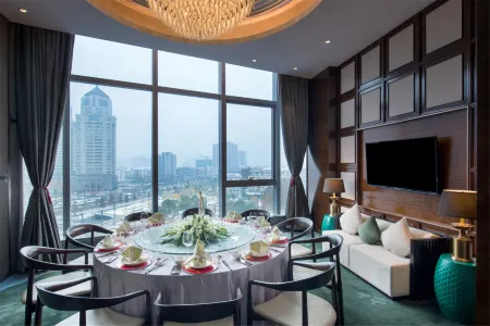 Sofitel Hotel (Lianyungang Suning) Отели рядом с достопримечательностью «Donggang College of Huaihai Institute of Technology»