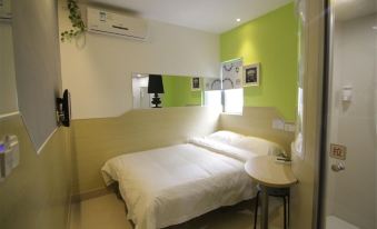 100 Inn (Small Shanghai pedestrian street)