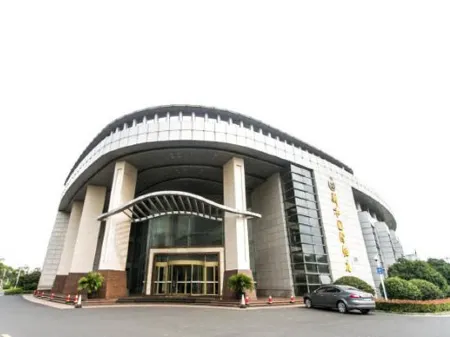 Zhenghe International Hotel Отели рядом с достопримечательностью «Yangtze Estuary Tourist Resort in Taicang, Jiangsu Province»