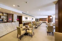 Phoenix Valley Holiday Hotel Zhuhai (Gongbei Port Zhuhai Station Store)