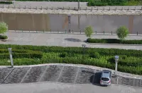 Fenghuang Hotel - parking