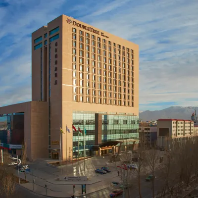DoubleTree by Hilton Qinghai Golmud Hotels near Ge'ermu Railway Station