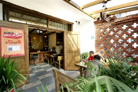 Sunshine after The Rain Inn Отели рядом с достопримечательностью «The Rocky Natural Bridge»