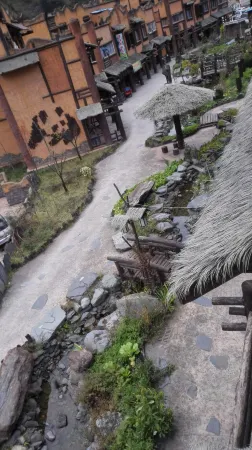 Wolongshoumorenjiakezhan Отели рядом с достопримечательностью «Wolong Town»