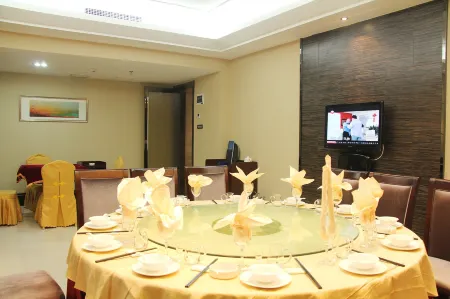 Blue Beach Hotspring Holiday Hotel Отели рядом с достопримечательностью «Yicheng General Zhang Zizhong Memorial Hall»