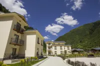 Golden Phoenix Resort Hotels near Five-Color Pond