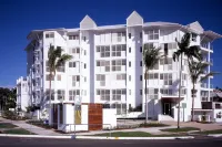 201 Lake Street Hotels near Crackerbox Palace