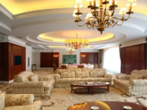 汕尾巴黎半島酒店 鄰近信利·城市廣場的酒店