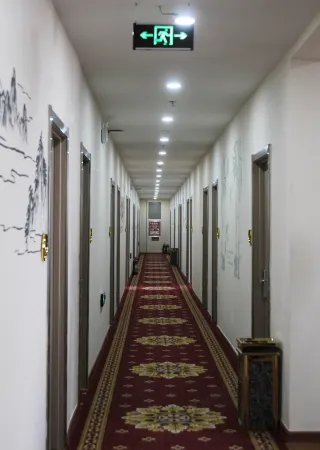 Wuyuan Hongsheng Hotel Отели рядом с достопримечательностью «Guyuanxian Binhu Park»