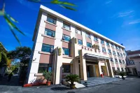 Nanyang Huaguang Hotel (Wolonggang Scenic Area Railway Station Branch)