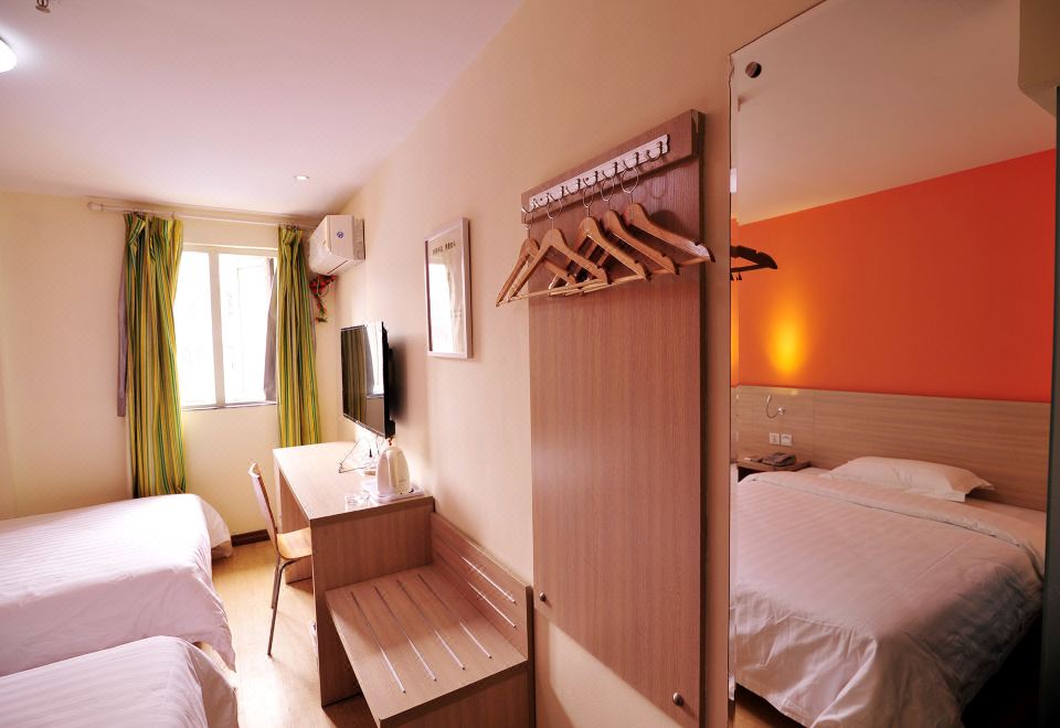 7 Days Hotel (Guiyang Jiaxiulou Yitiancheng Shopping Center)