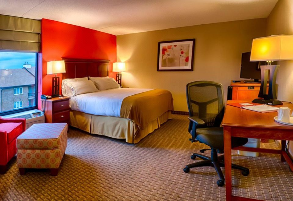 홀리데이 인 익스프레스 크레스트우드의 실내 수영장