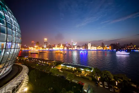 Oriental Riverside Hotel Shanghai (Shanghai International Convention Center) Отели рядом с достопримечательностью «Pudong Library»