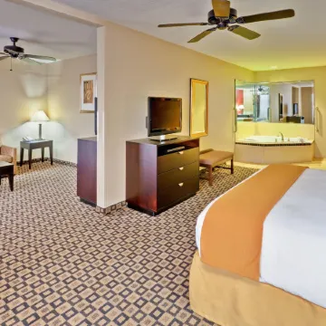 Holiday Inn Express & Suites CLINTON by IHG