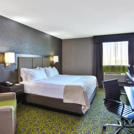 Holiday Inn Express WINNIPEG AIRPORT - POLO PARK by IHG Отели рядом с достопримечательностью «Стадион «Шо Парк»»