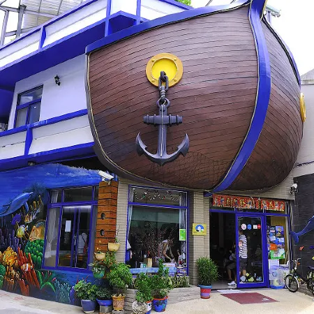 Liouciou Houseboat Speciality Hostel Отели рядом с достопримечательностью «White Lighthouse»