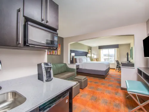 Holiday Inn Express & Suites Shawnee-Kansas City West Hotel a Shawnee