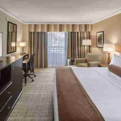 Crowne Plaza Executive Center Baton Rouge Rooms