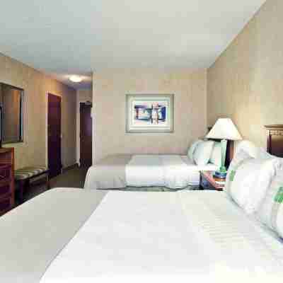 Holiday Inn Chicago NW Crystal LK Conv Ctr Rooms