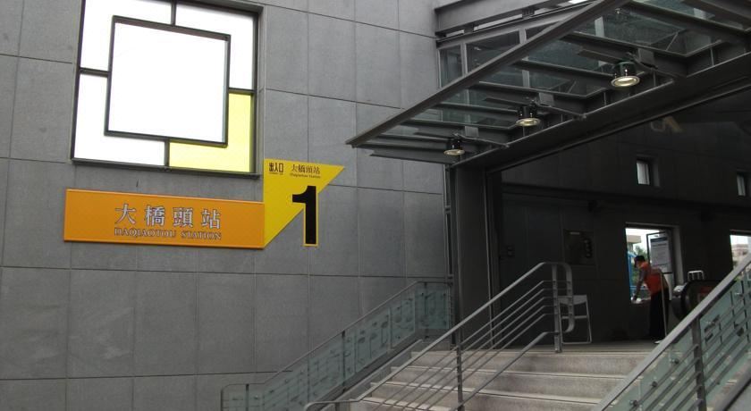 V 원 호텔의 현대적인 로비 공간