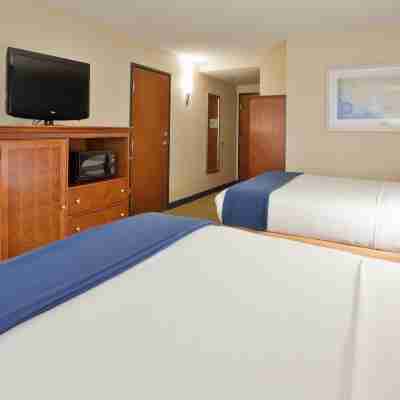 Holiday Inn Express & Suites Fredericksburg Rooms