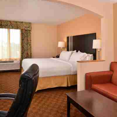 Holiday Inn Express & Suites Cincinnati-Blue Ash Rooms