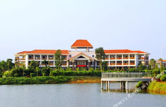 化州燕嶺綠湖灣酒店