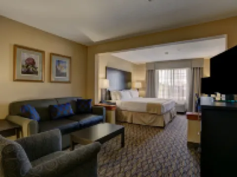 โรงแรม ฮอลิเดย์ อินน์ โฮเทล แอนด์ สวีทส์-มิลวอกี แอร์พอร์ต บาย IHG โรงแรมในมิลวอกี