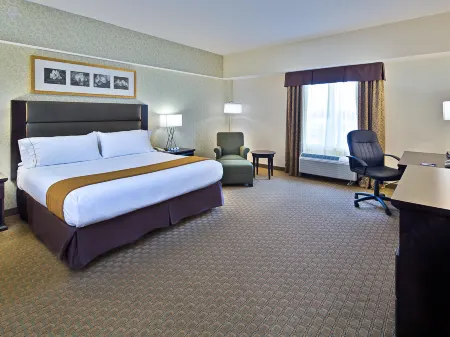 Holiday Inn Express & Suites Ottawa Airport