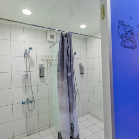 Golden House Hostel Отели рядом с достопримечательностью «Железнодорожная станция Sijiaoting»