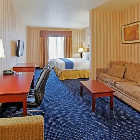 Holiday Inn Express & Suites LATHROP by IHG