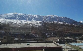 Dingqing Bujia Snow Mountain Hotel