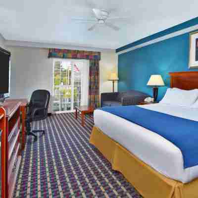 Holiday Inn Express & Suites PETOSKEY by IHG Rooms