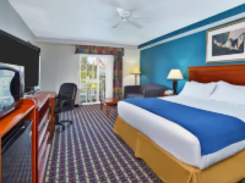 Holiday Inn Express & Suites PETOSKEY by IHG
