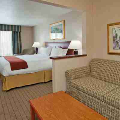 Holiday Inn Express & Suites Lawrence by IHG Rooms