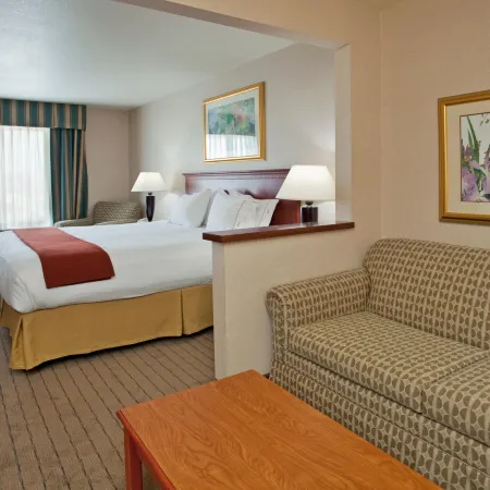 Holiday Inn Express & Suites Lawrence by IHG