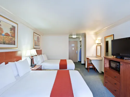 Holiday Inn Express & Suites Burlington Hotels in Mount Vernon