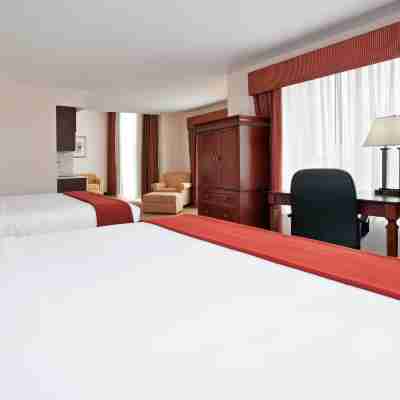 Holiday Inn Express & Suites Detroit - Farmington Hills Rooms