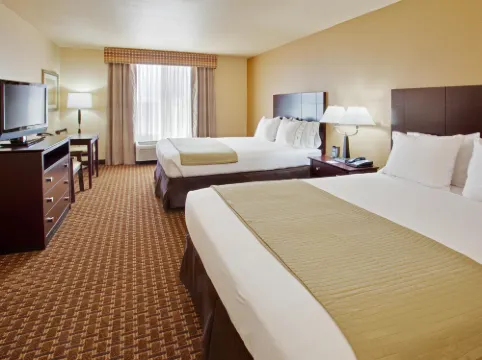 Holiday Inn Express & Suites DINUBA WEST by IHG