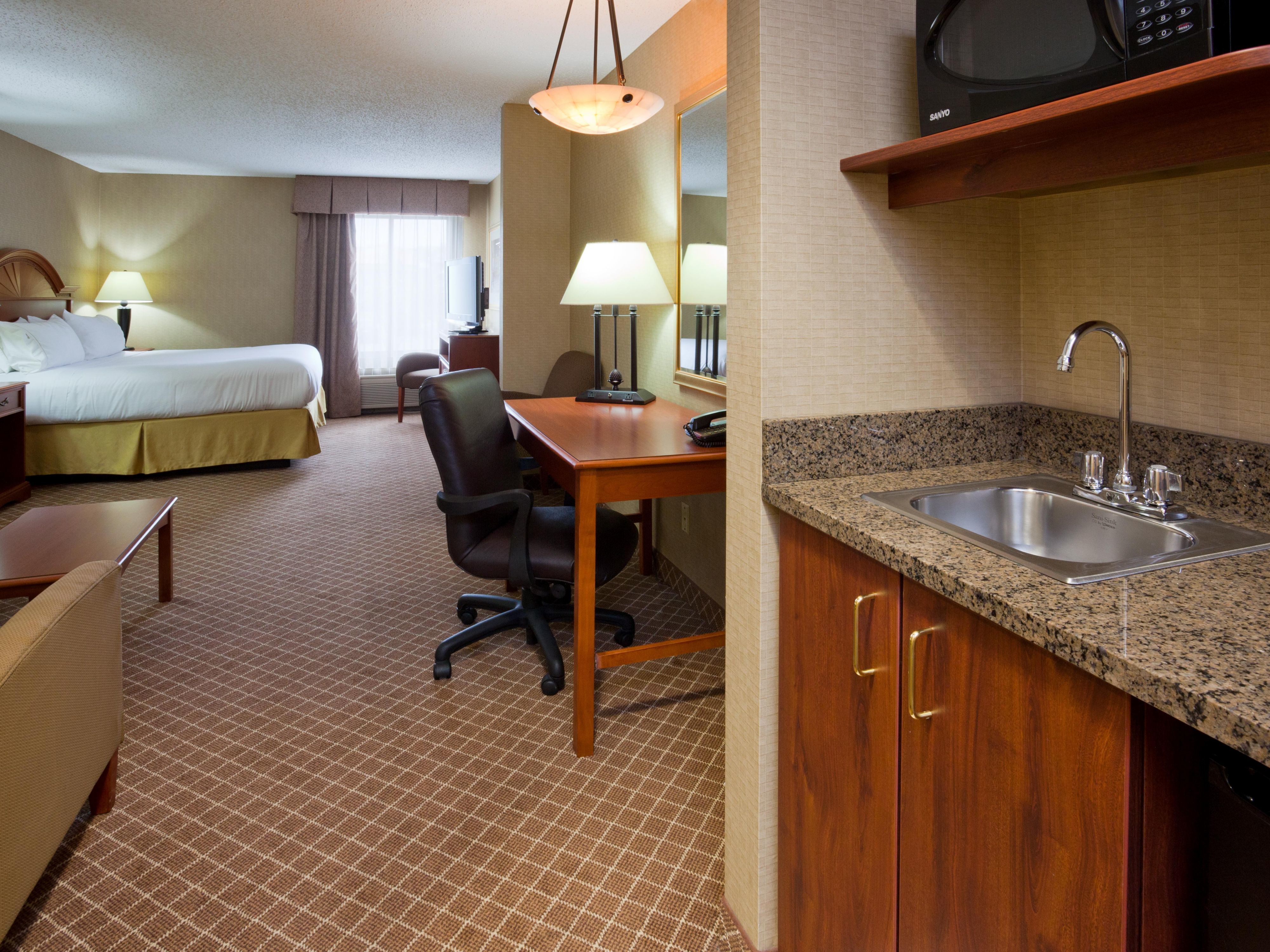 Holiday Inn Express & Suites - Interstate 380 at 33rd Avenue, an Ihg Hotel