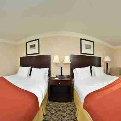 Holiday Inn Express & Suites Great Barrington - Lenox Area Rooms