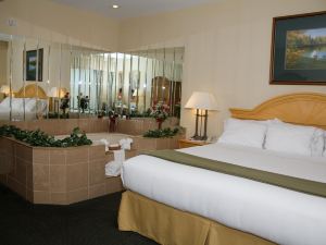 Holiday Inn Express & Suites Watertown-Thousand Islands