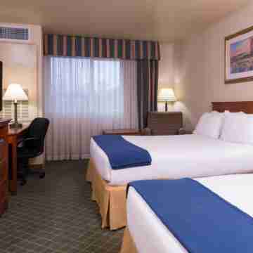 Holiday Inn Express & Suites EVERETT by IHG Rooms