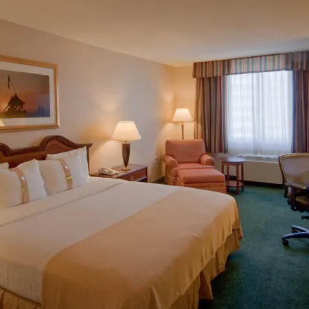 Holiday Inn ARLINGTON AT BALLSTON by IHG Отели рядом с достопримечательностью «Арлингтонское национальное кладбище»