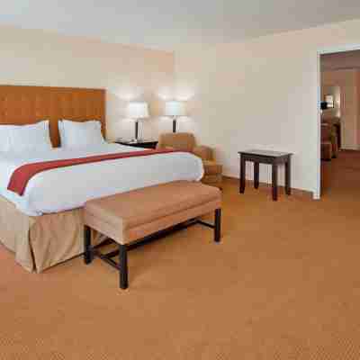 Holiday Inn Express & Suites Lawrence by IHG Rooms