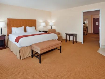 Holiday Inn Express & Suites Lawrence by IHG