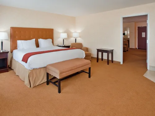 Holiday Inn Express & Suites Lawrence by IHG