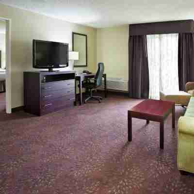 Holiday Inn Express & Suites Pittsburgh Airport Rooms