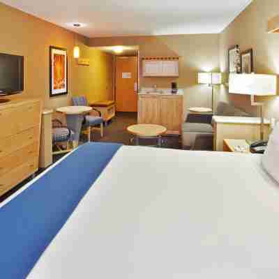 Holiday Inn Express & Suites MODESTO-SALIDA by IHG Rooms