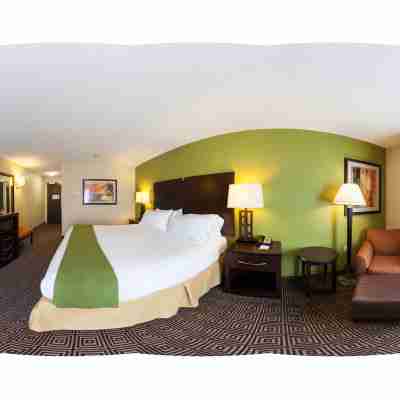 Holiday Inn Express & Suites ROME by IHG Rooms